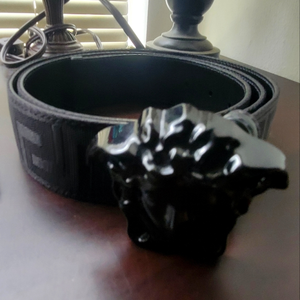 !!! Authentic Like New Mens Verace Medusa Cloth Belt Size 105/42 !!!